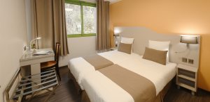 Une chambre dans un cadre reposant, au sein d'une cure thermale.