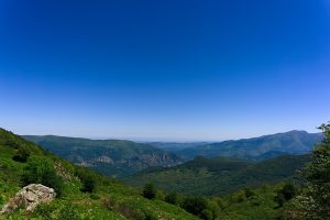Vue sur une chaine montagneuse depuis les Thermes Ussat.